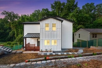 Building Photo - 2322 Lakewood Ave SW