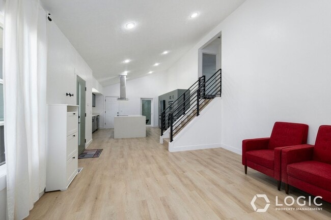 Building Photo - Beautiful Spacious Home with a Fully fence...