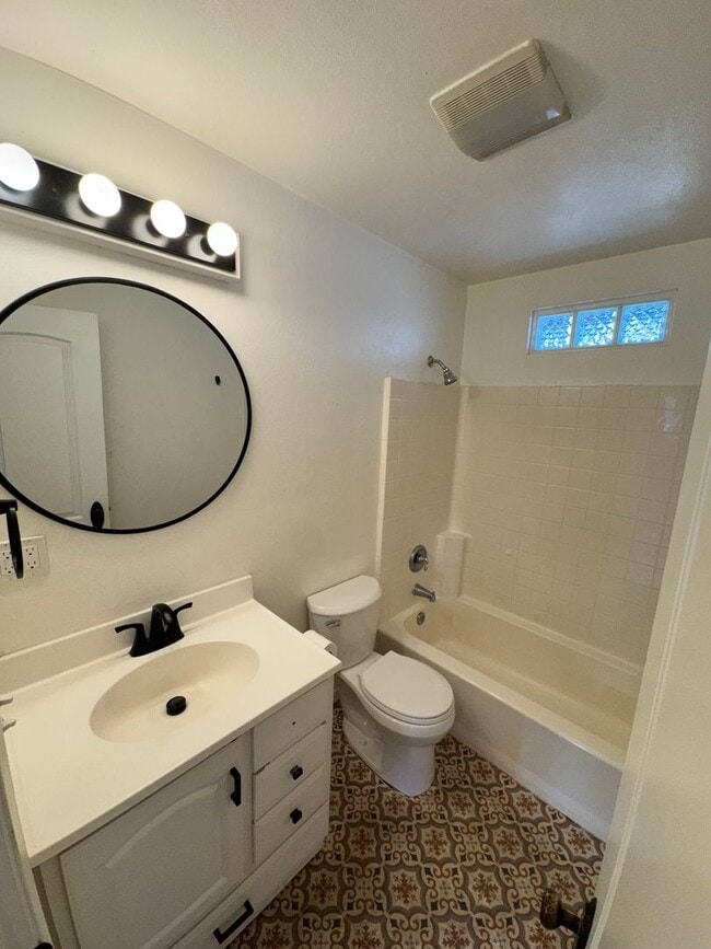 Building Photo - FOR RENT: UNFURNISHED: - Super Sweet Cottage style home in Midtown Bend.