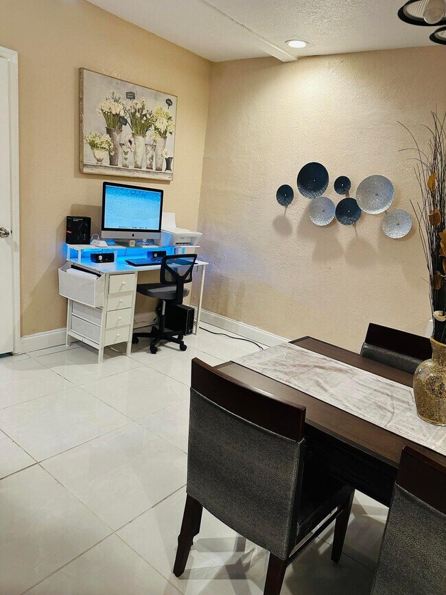 Building Photo - 833 Briggs St