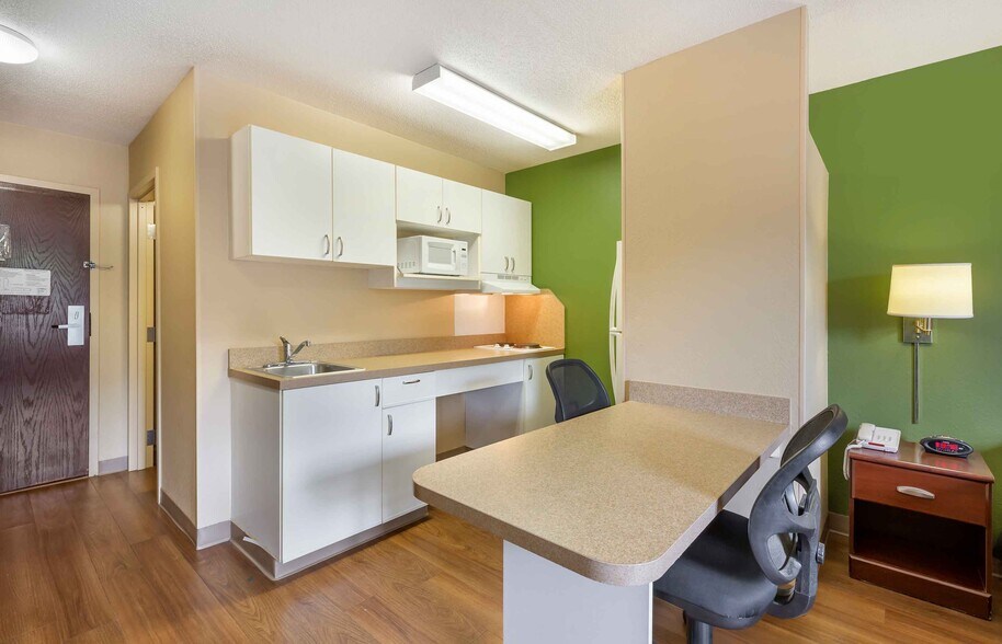 Building Photo - Furnished Studio-Chicago - Naperville - West