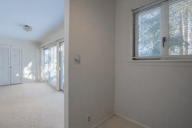 Building Photo - 24 Danbury Ct