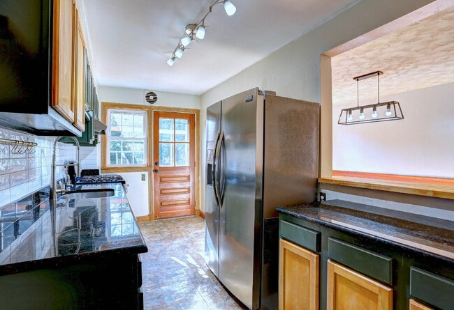 Building Photo - (3BD/2BA) Fabulous Rodgers Forge Townhome