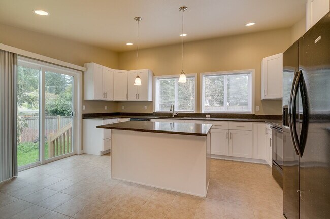 Building Photo - Kirkland Rambler with Central A/C!