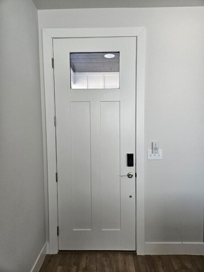 Building Photo - Beautiful 3 bedroom Condo