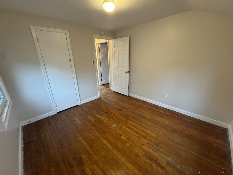 Building Photo - 416 Oak St