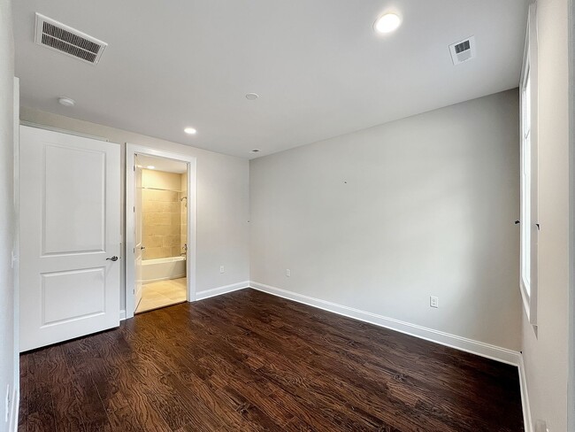 Building Photo - Stunning Luxury Townhome with Elevator in ...