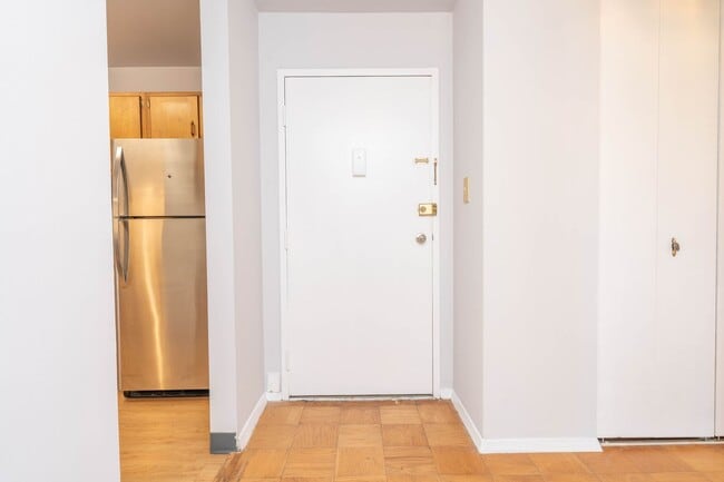 Building Photo - 1 Bed 1 Bath Condo in Barcroft Hills