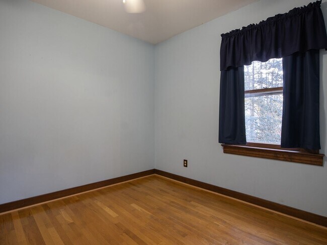 Building Photo - 4266 Roundhill Dr