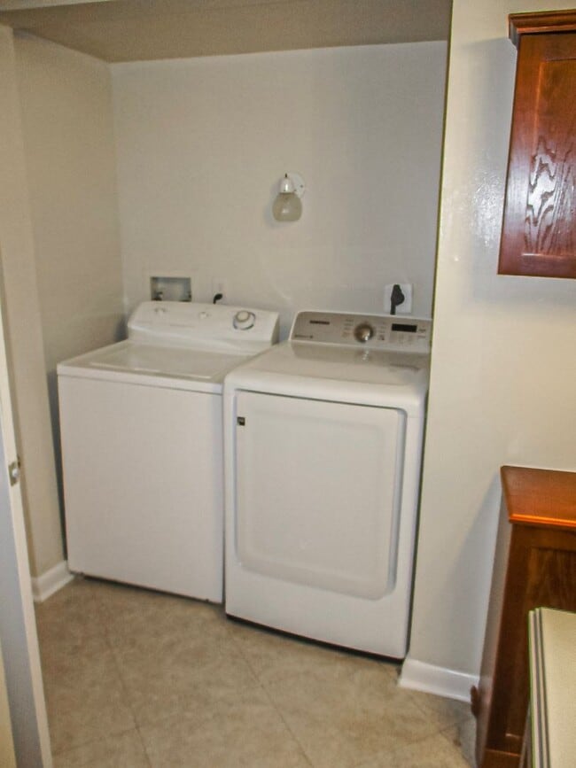 Building Photo - Charming 2 Bed 1 Bath Apartment With Paved...