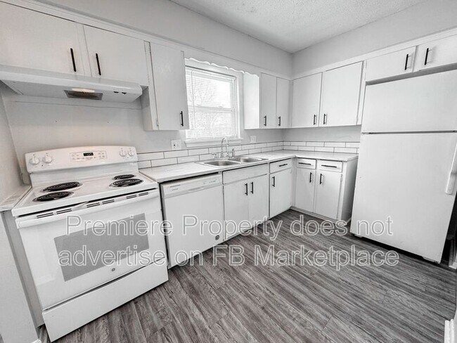 Building Photo - 219 N Oak Dr