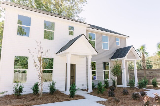 Building Photo - 3BD/2.5BA TOWNHOUSE-Walking Distance to Avondale, Greenway and Short Drive to Downtown Charleston...