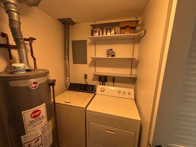 Building Photo - 2 Bedroom Duplex in Council Bluffs – Updat...