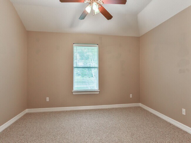Building Photo - FORE Bedrooms in Del Lago!