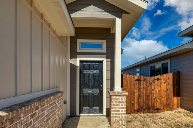 Building Photo - GORGEOUS 3 BEDROOM DUPLEX LOCATED IN MIDLO...