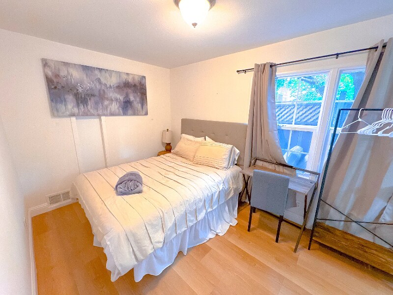 Building Photo - 1532 Cypress Ave