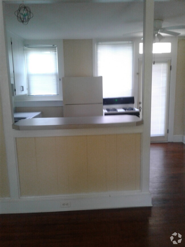 Building Photo - 558 E Park Ave