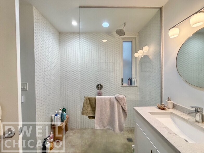 Building Photo - 2121 N Albany Ave