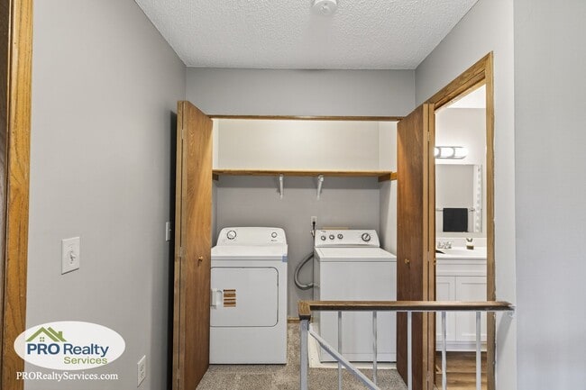 Building Photo - 3 Bedroom End Unit Townhouse