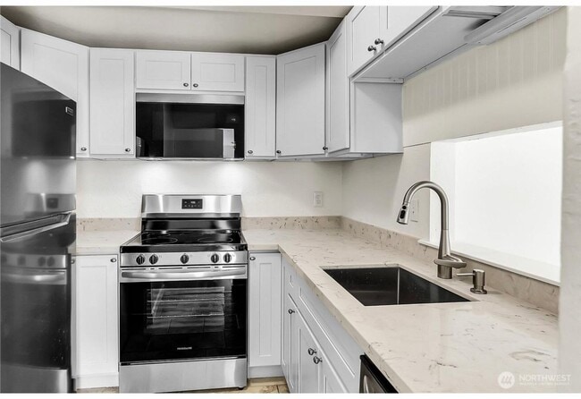Building Photo - 3 Bed 2 Bathroom Edmonds Condo!