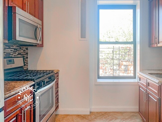 Building Photo - 330 Lewis Ave