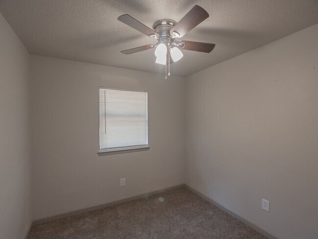 Building Photo - Charming 3 bedroom, 1.5 bath single-family home in a quiet northwest Oklahoma City neighborhood