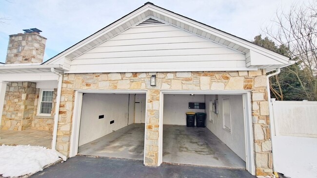 Building Photo - 3 Bed / 1-1/2 Bath Single Family Home w/2-car garage
