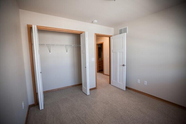 Building Photo - 3 bedroom in Iowa City IA 52246