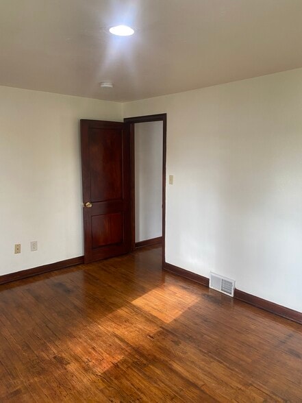 Building Photo - 430 N 4th St