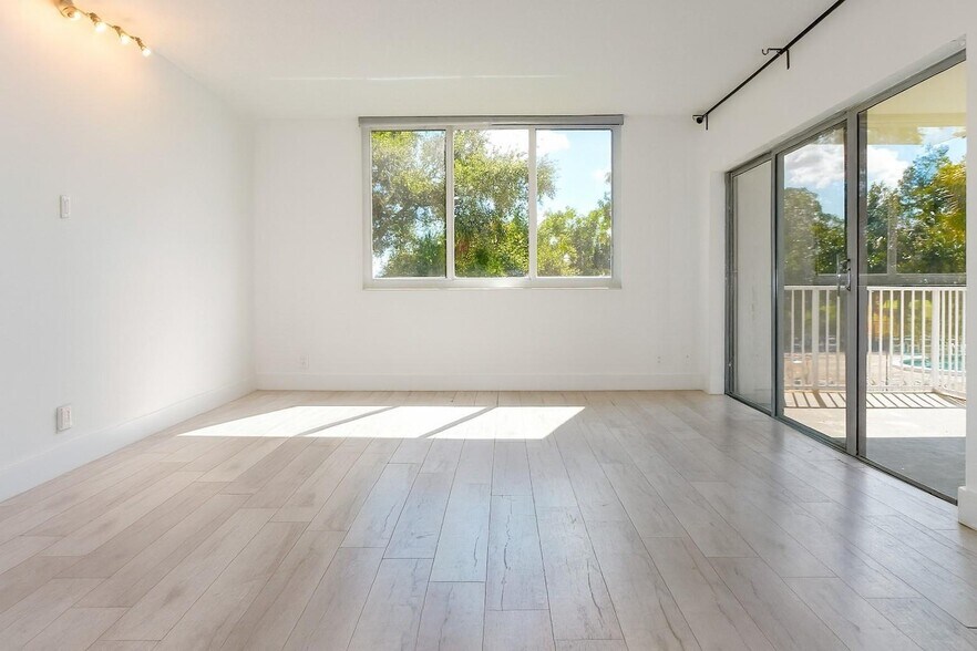 Building Photo - 4200 Hillcrest Dr