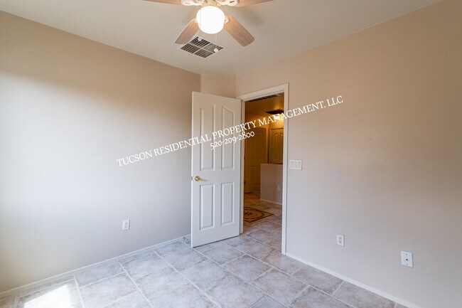 Building Photo - 4123 E Cameo Point Dr
