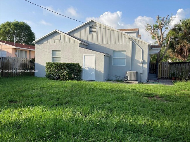 Building Photo - 643 33rd St