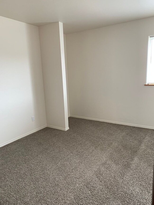 Building Photo - 3 Bdrm, 1 & 1/2 Ba | Muldoon & Tudor area | AVAILABLE NOW!!