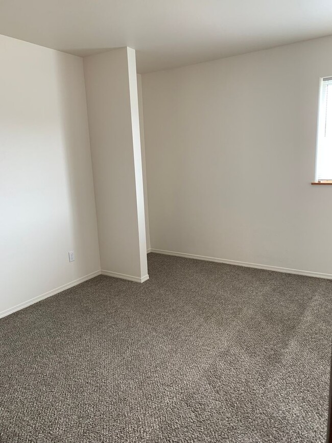 Building Photo - 3 Bdrm 1.5 Ba | Muldoon & Tudor area | AVA...
