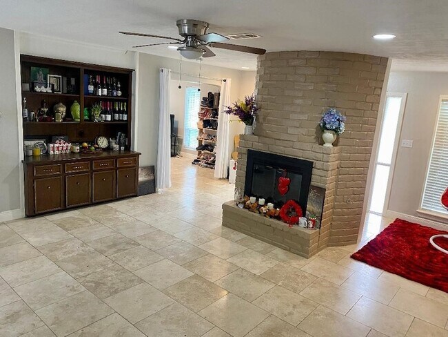 Building Photo - 2419 Briarlee Dr