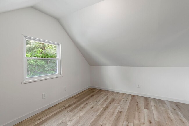 Building Photo - READY NOW!! FULLY RENOVATED 3 Bedroom in PENN HILLS