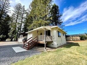 Building Photo - Charming one level home in Sebastopol on a...