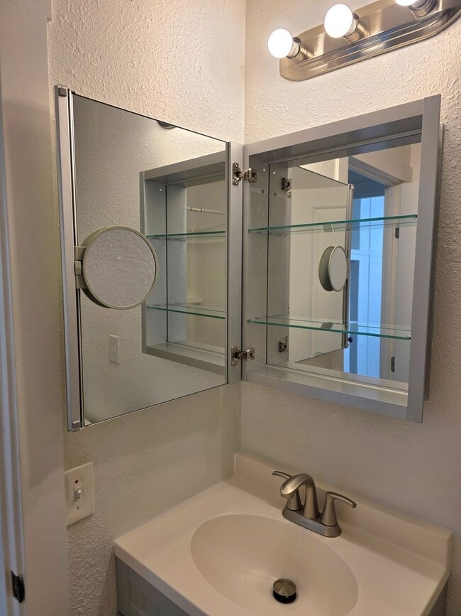 Building Photo - SINGLE LEVEL UPDATED 2 BED 1 BATH HOUSE