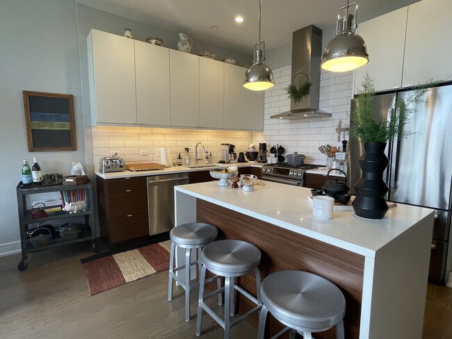 Building Photo - 2848 N Damen Ave