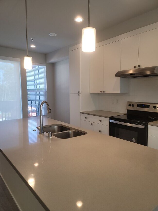 Building Photo - Stunning Tri Level 3/2.5 Townhome in the G...