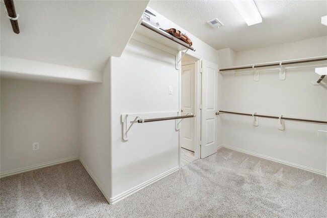 Building Photo - 16602 Highland Country Dr