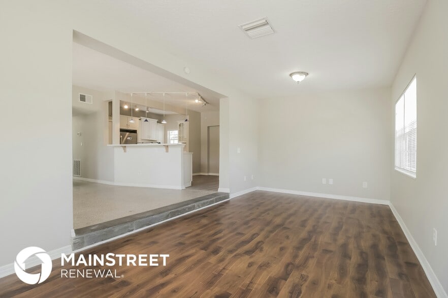 Building Photo - 451 E 6th St