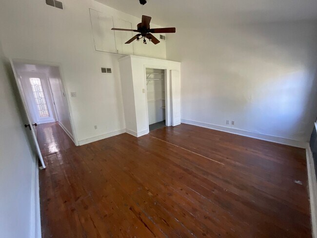 Building Photo - 624 Catharine Street