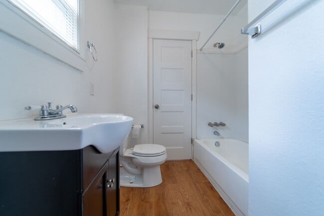 Building Photo - Charming 1910 Craftsman 4bd/2ba Tacoma House for Rent!