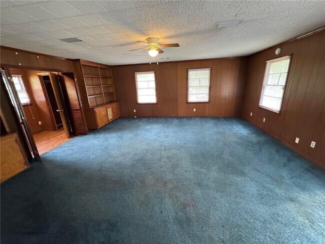 Building Photo - 5855 Woodvale Dr