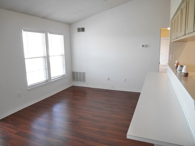 Building Photo - 2 Bedroom Condominium Located in Stonegate...