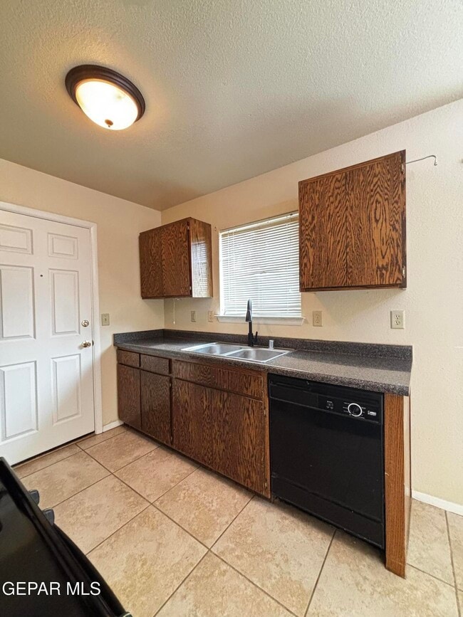 Building Photo - 8638 Eclipse St