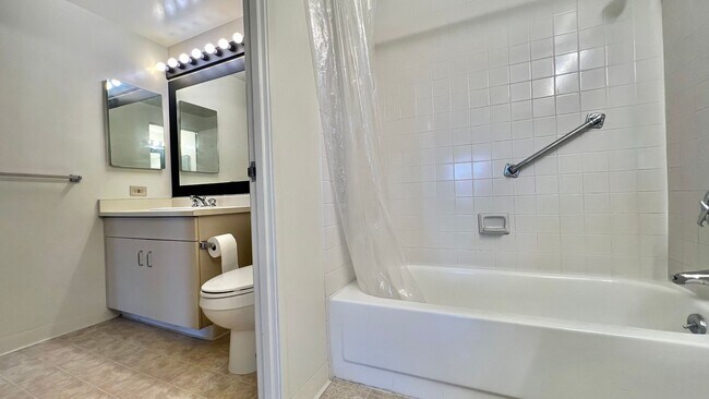 Building Photo - Spacious and convenient  east-facing 1Bd 1...