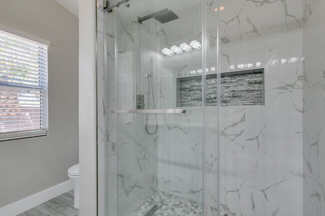 Building Photo - Completely upgraded 3 bedroom home in Macd...