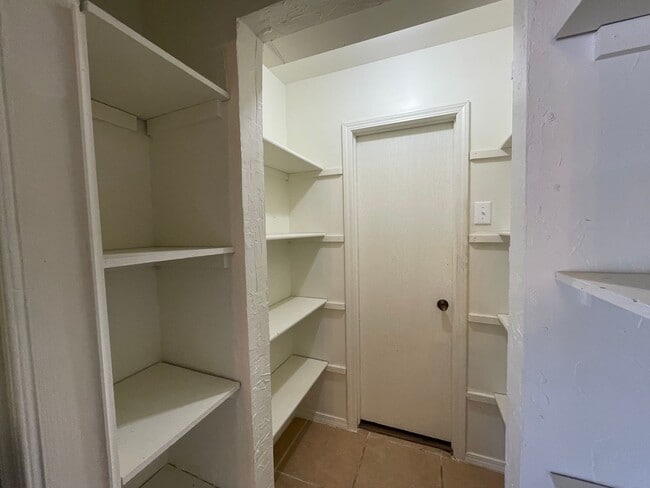 Building Photo - Move in ready! 3 bedrooms and 2 baths
